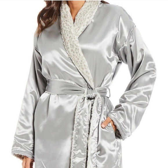 Giraffe at home Luxe Satin Snow Leopard Robe - Picture 3 of 5
